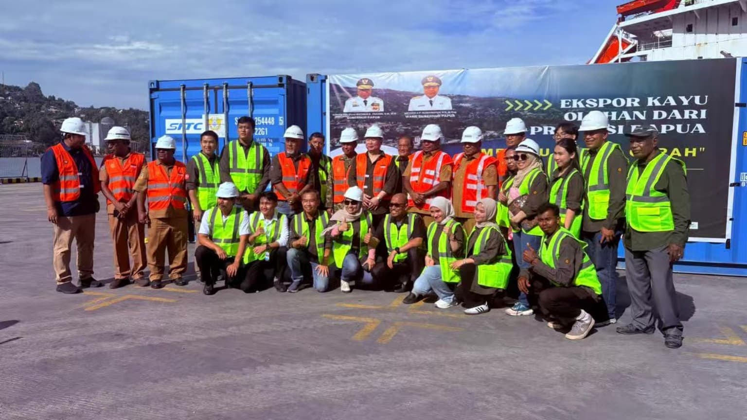 Export record with loading team before timber shipment